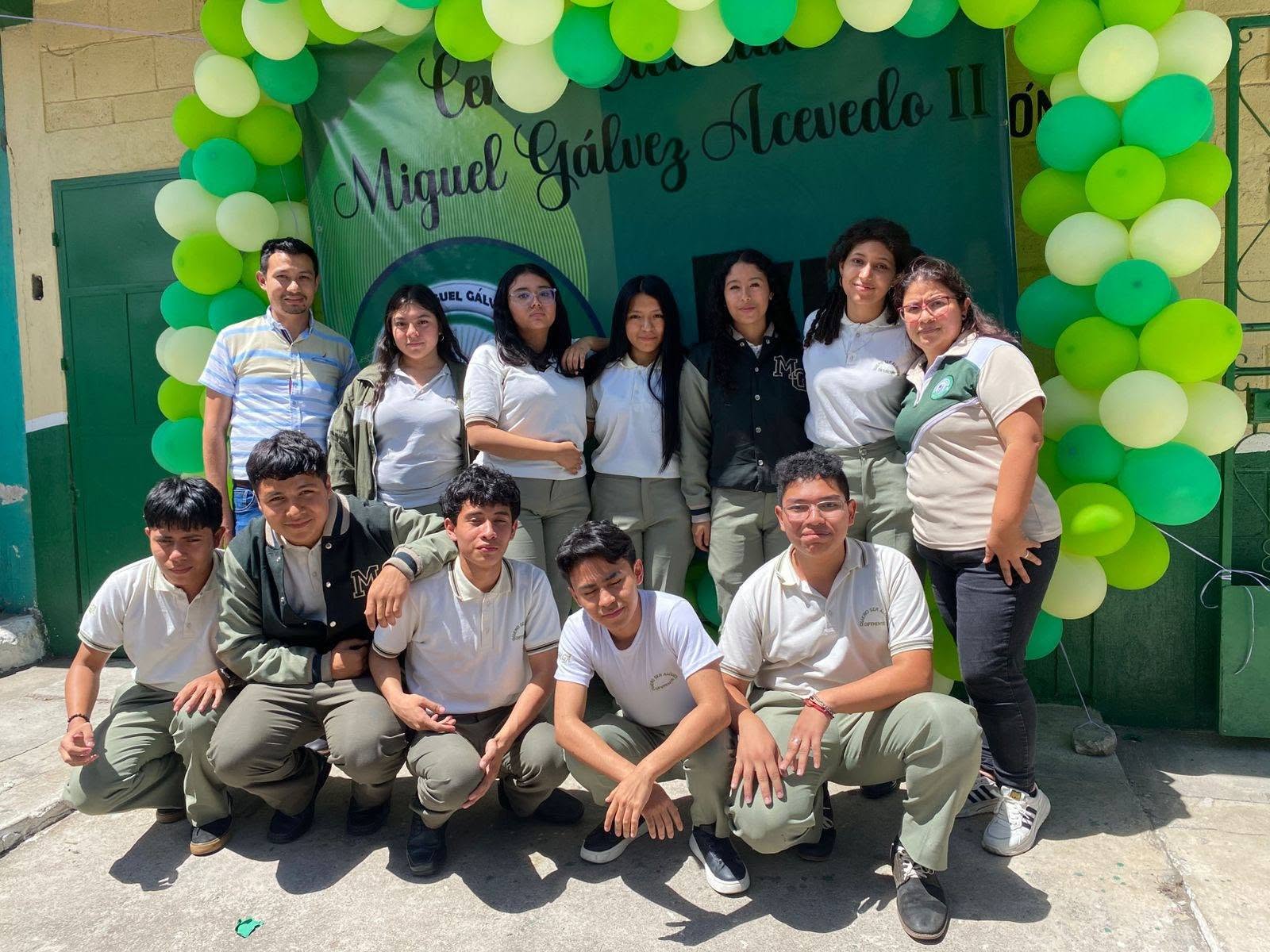 Estudiantes en Expo de Laboratorios Arduino